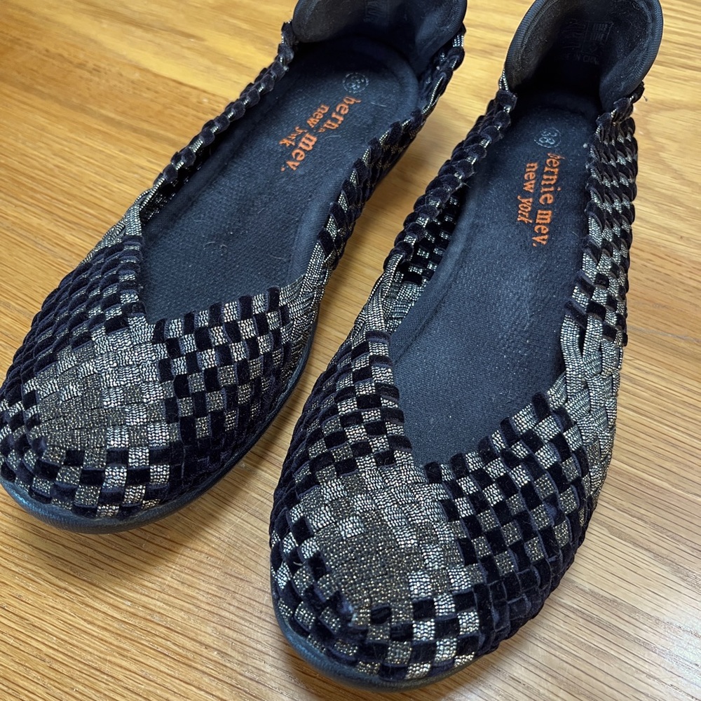 bernie mev ladies ballet flat shoes.  Woven black & silver. Sz 38. Great shape!